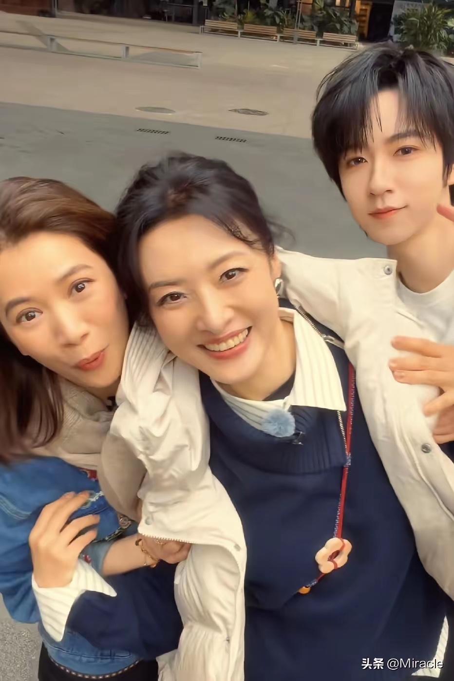 周涛和袁咏仪我认识，另一位男士是谁