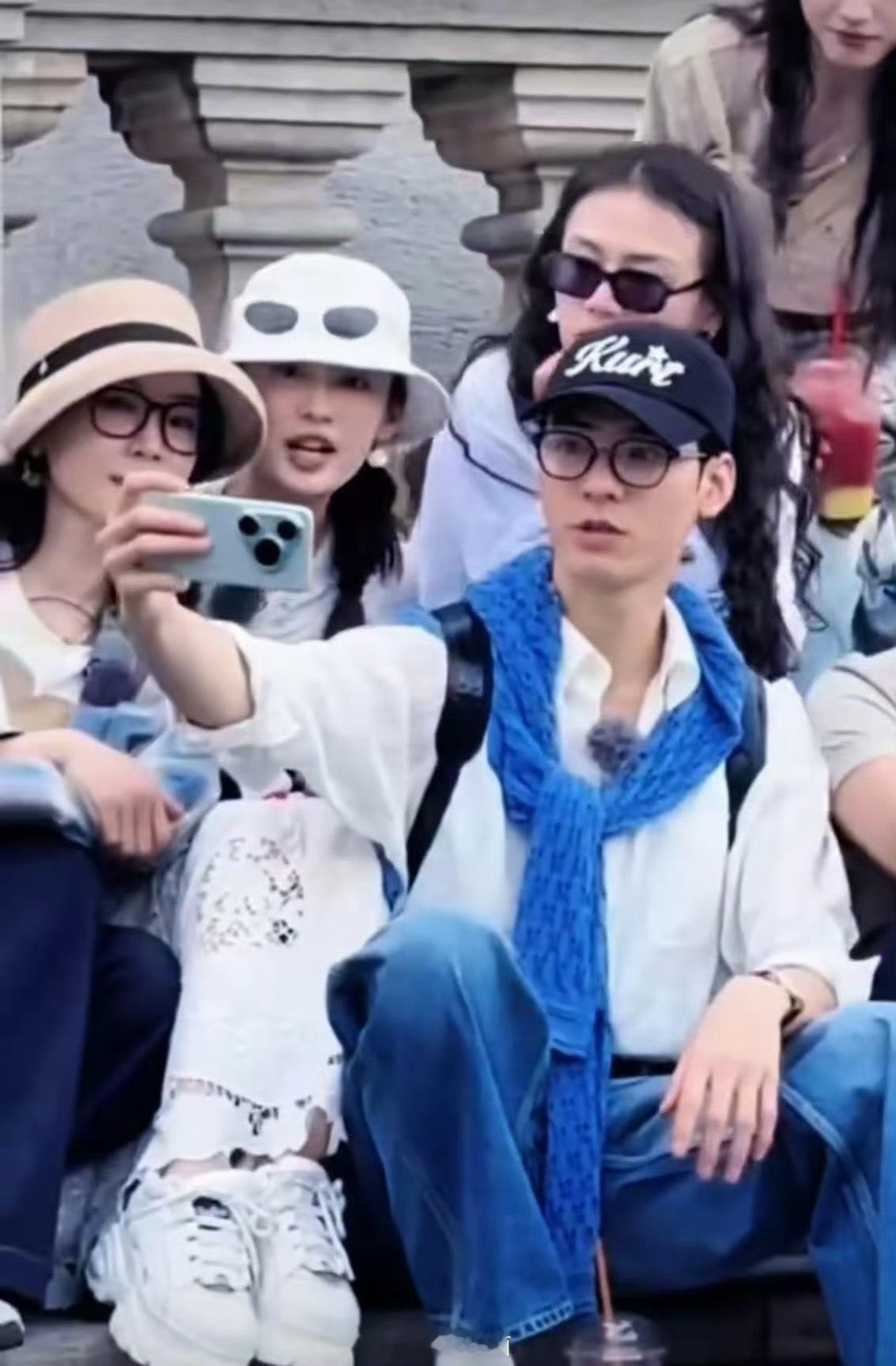 龚俊 花儿与少年龚俊拿的是什么手机？这个摄像头📸太有辨识度了。 ​​​