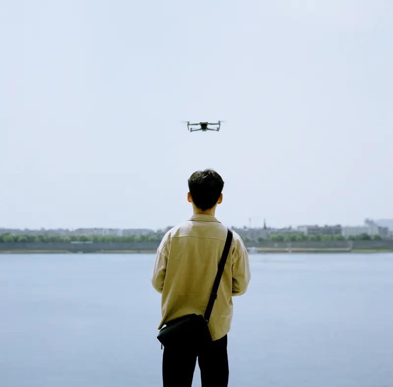 现在出门旅游拍照都不在是普通的相机了，得用无人机各种角度拍摄。一些大的公司做活动