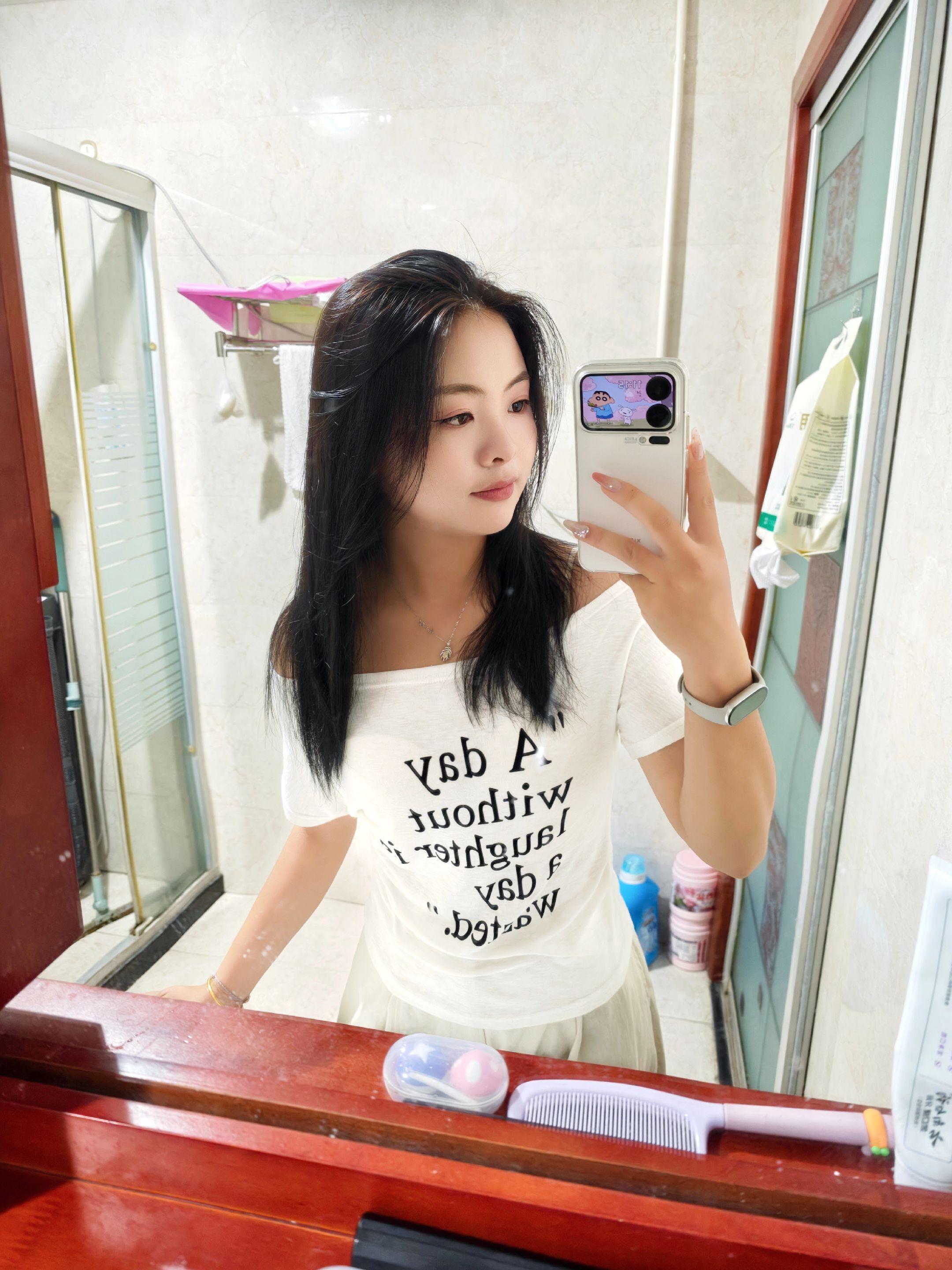 头发染到最后还是黑色最耐看 生活也是一样 兜兜转转会发现还是最初的样子最好看