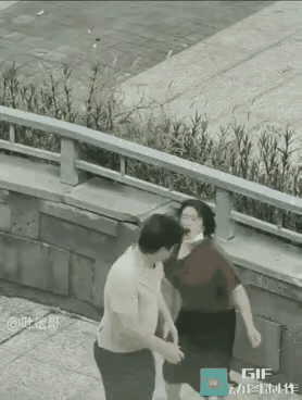 这个男的是犯了什么错误了，被媳妇这样打骂？一味忍气吞声，夫妻关系也不会和谐。
