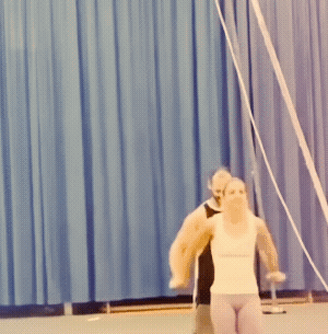 
男舞伴当场懵在原地。。。。[我想静静][我想静静][我想静静]