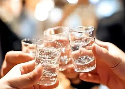 喝掉近两瓶白酒后独自下楼，48岁男子踏空摔亡！法院判餐馆、主人、酒友共赔7万。很