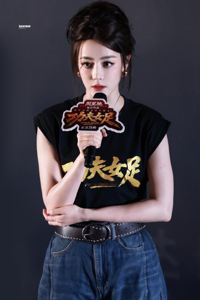 发现了没，
迪丽热巴为啥这么多人喜欢她？
不仅是她的演技好，
而且还有她那朴实无