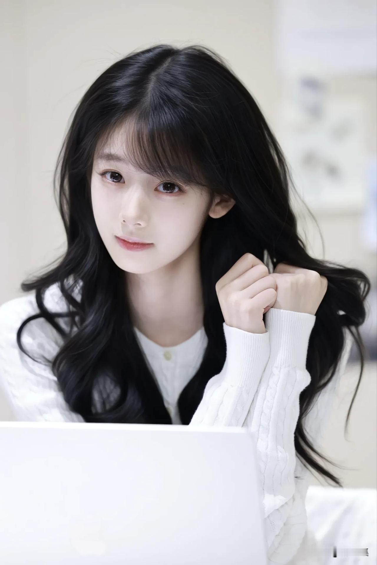 元气少女办公日常，黑发白衣，甜美可人！💻💄💼