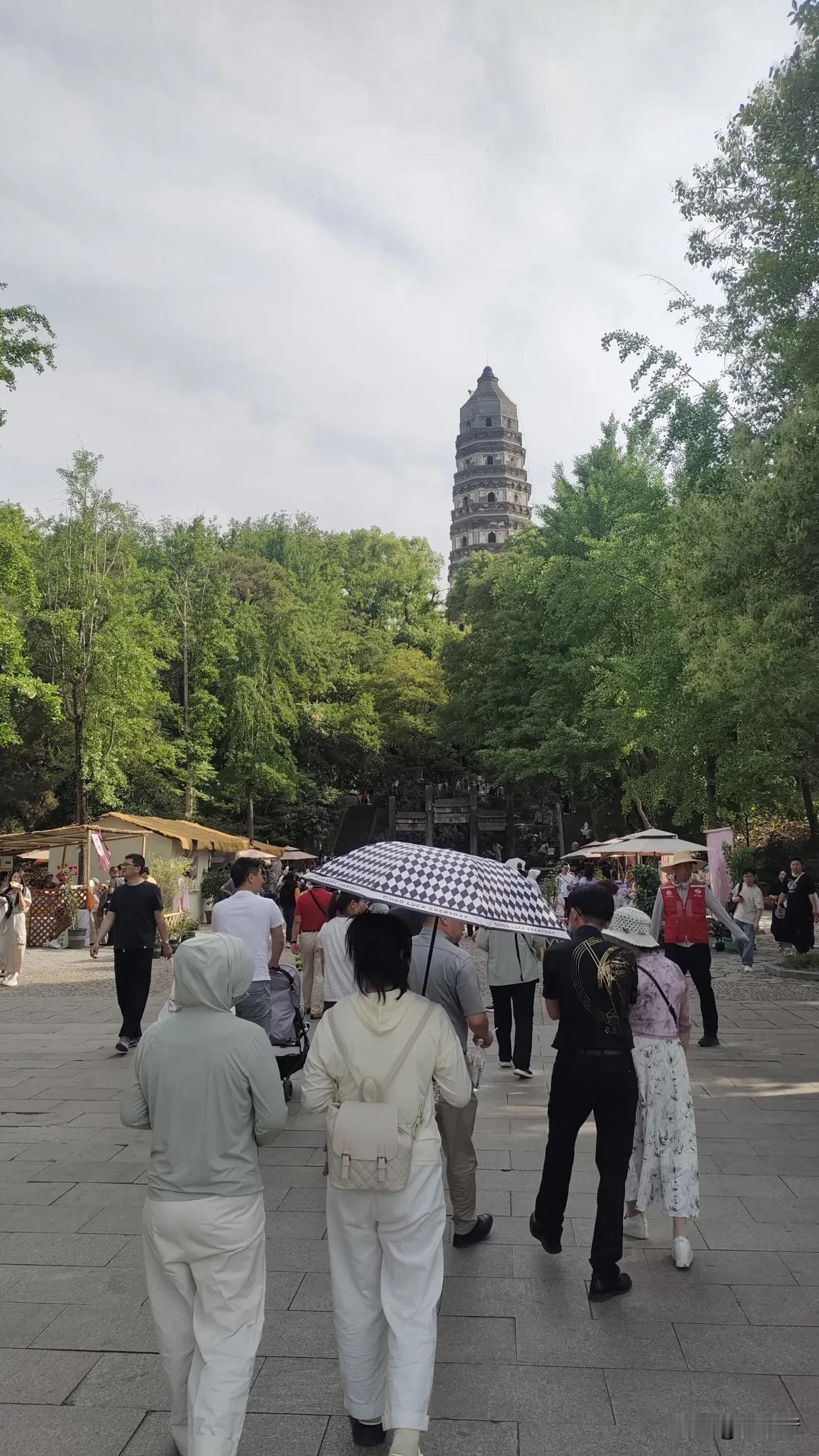 沿弯弯曲曲小径，看成片的竹林，看叫不出名字的灌木花草，看游人如织……
谁说没有好