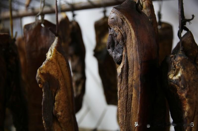 老师说的很对，农户养的猪与饲养场养的猪，它的肉质肯定是不同的。它的饲养时间都要长