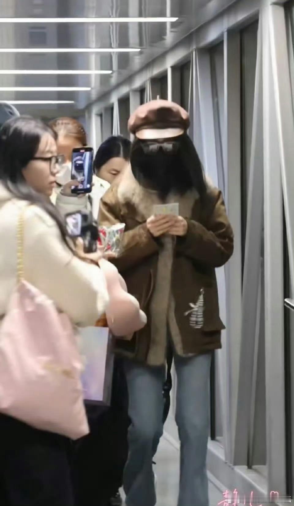 孟子义出发参加星光大赏孟子义出发星光大赏主打一个严实又随意不能受凉感冒这是第一位