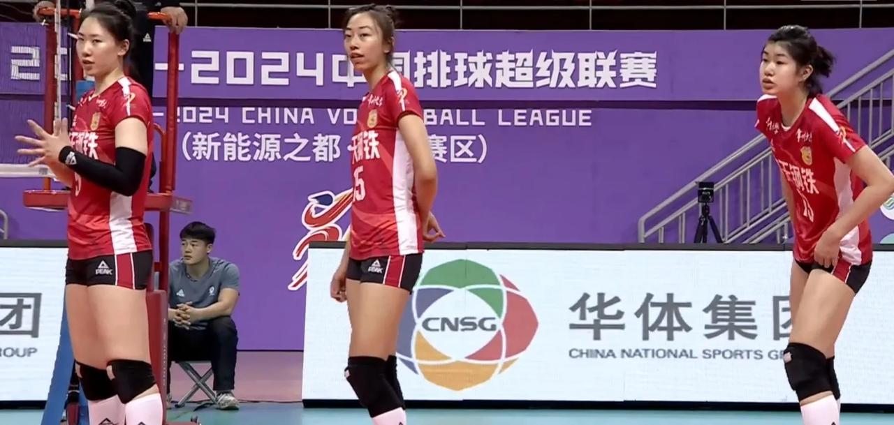 中国女排超级联赛，
江苏中天钢铁队VS云南滇池学院，
江苏队以大比分3：0胜云南