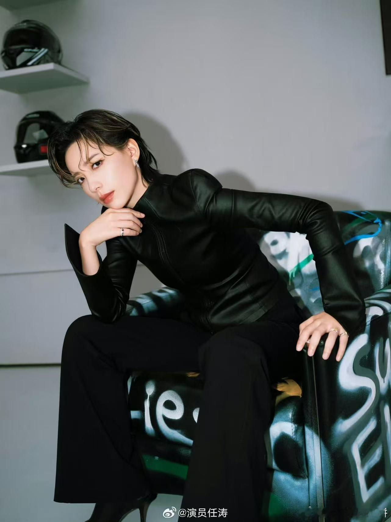 李斯丹妮赛车梦藏不住了不止深耕舞台，李斯丹妮对驾驶格外上心，作为资深车迷大方袒露