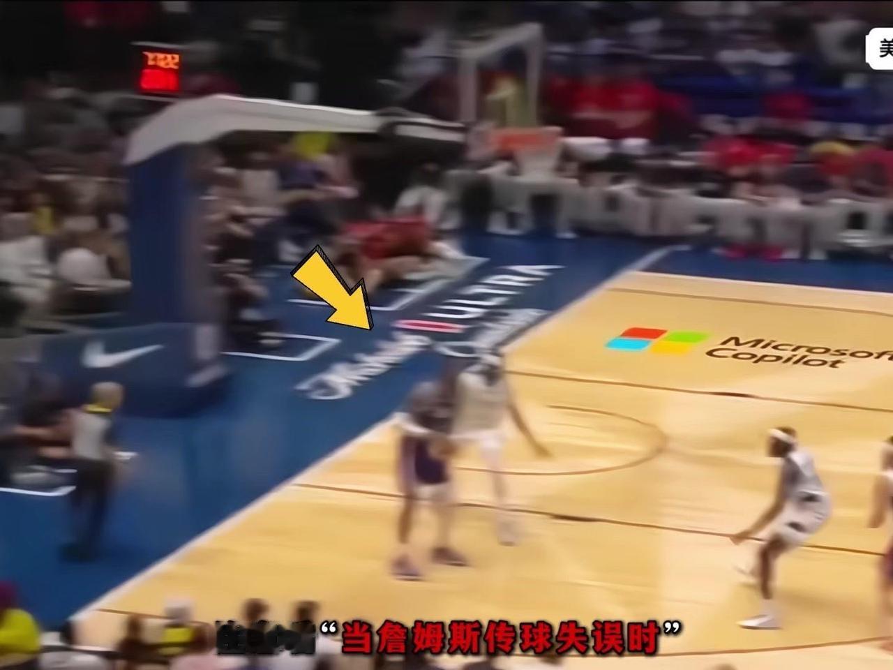 🏀詹姆斯传球失误停在前场时，霍勒迪已经全速赶回防守位置，抢下对手到手的后场篮板