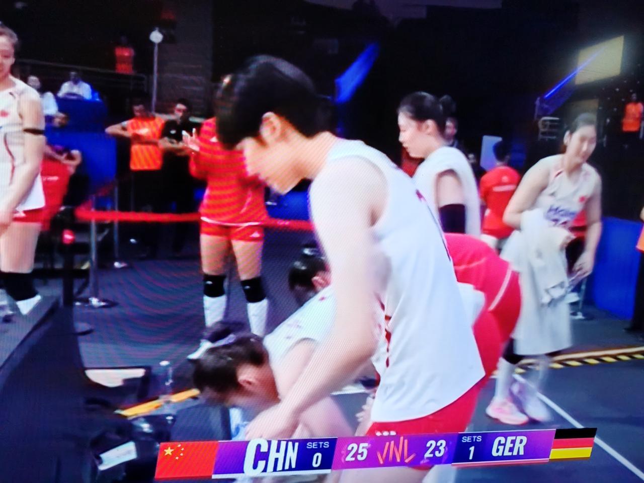 6月17号世界女排联赛土耳其站的比赛，中国女排对阵德国女排，前两局中国女排25：
