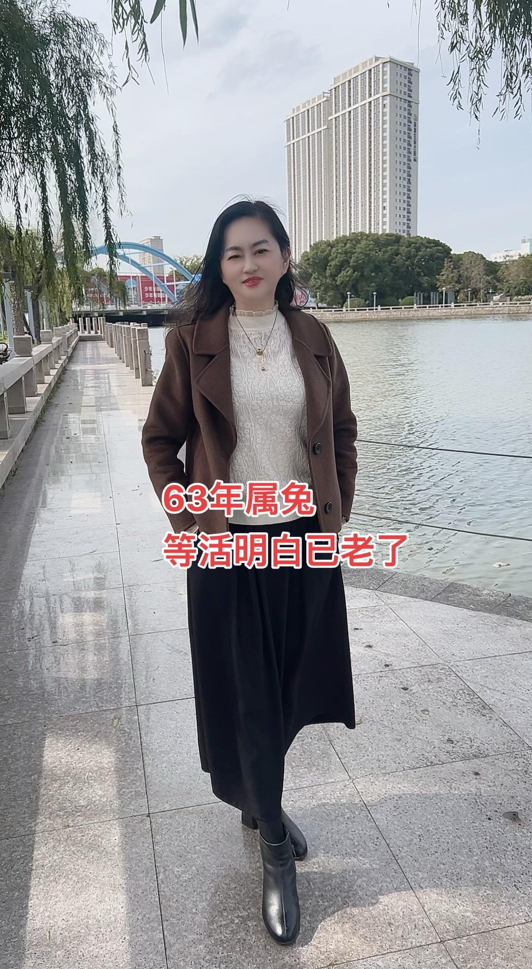 穿搭分享  双面呢短外套 时髦有风度依然有温度  谁穿谁好看不分年龄段...