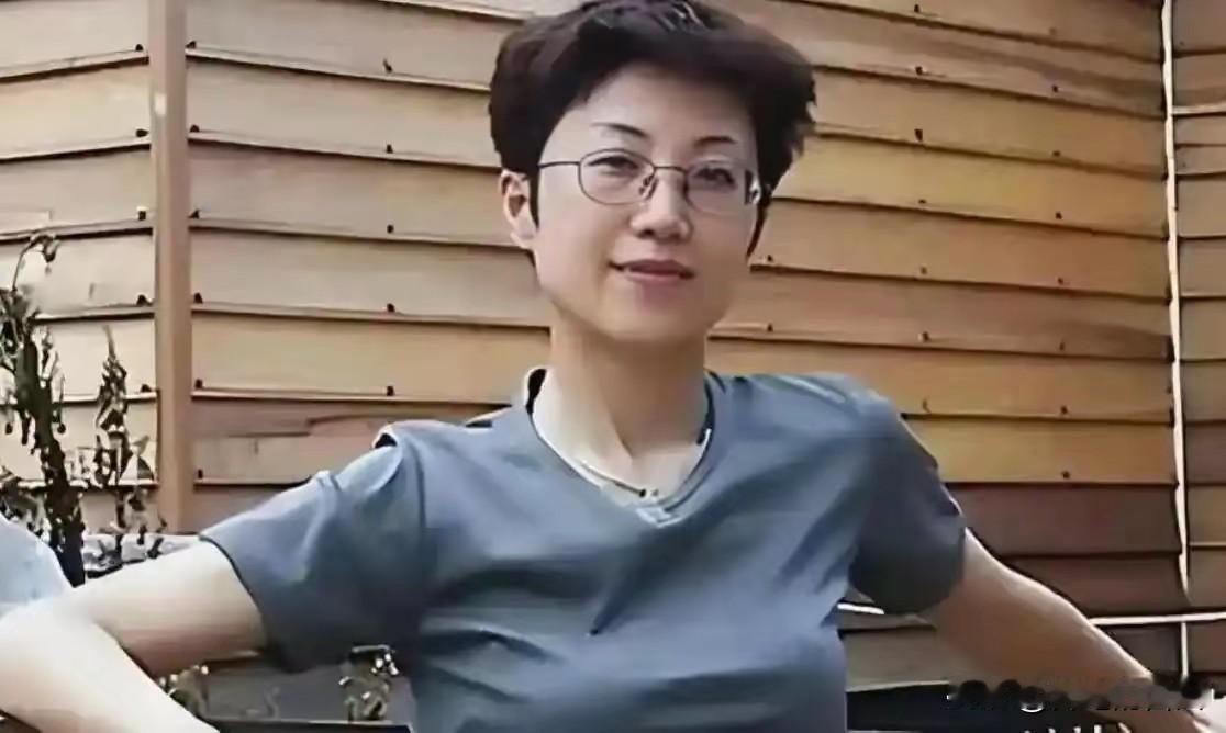 她持美国绿卡带着丈夫和5岁儿子回国探亲，返程在北京首都机场准备离境时，被国家安全