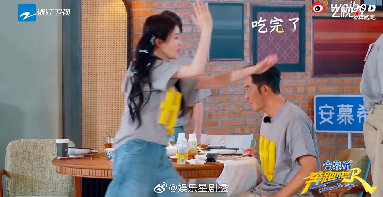 白鹿群发消息对李晨分组不可见奔跑吧 《奔跑吧》自助餐名场面！白鹿超机灵，挨个告诉