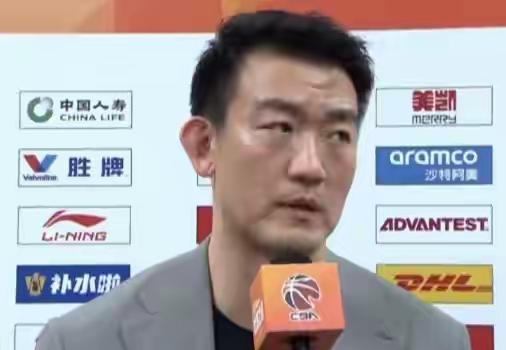 【卫冕冠军广厦队主场大胜山西淘汰对手，强势晋级半决赛。赛后主教练王博接受了媒体采