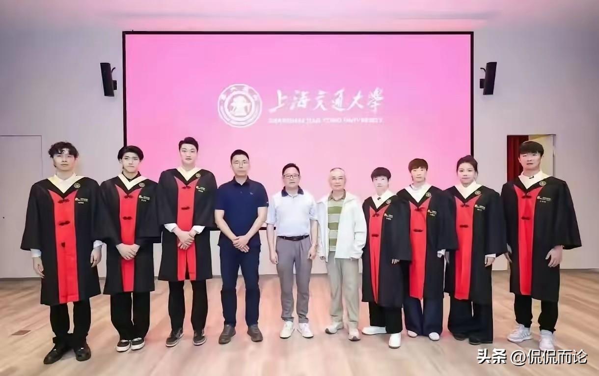 没有比赛的日子，孙颖莎和王曼昱是忙碌的，孙颖莎刚参加完妮维雅代言，王曼昱在天津也