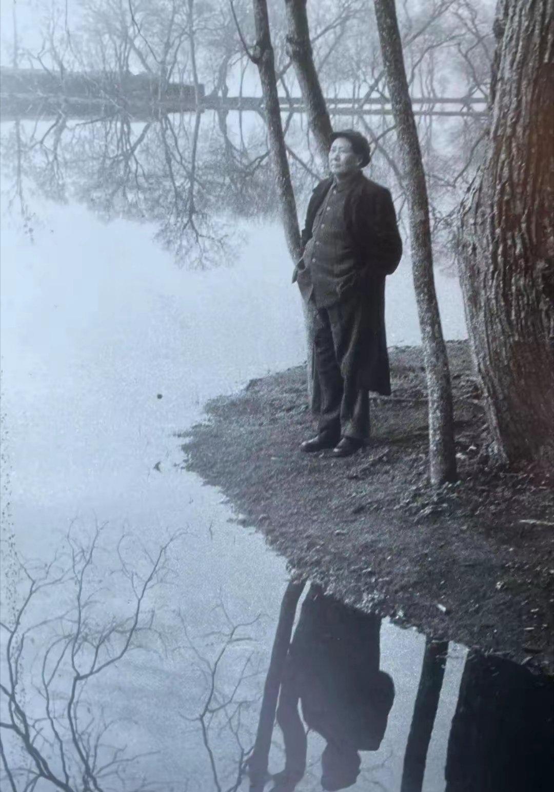 1954年毛主席在西子湖畔 