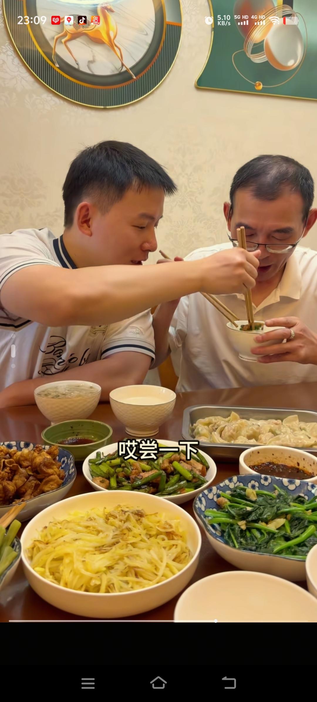 谢浩男假期里在深圳陪爸爸，和几个妹妹一起在爸爸这里亲自给爸爸做了一桌爸爸喜欢吃的