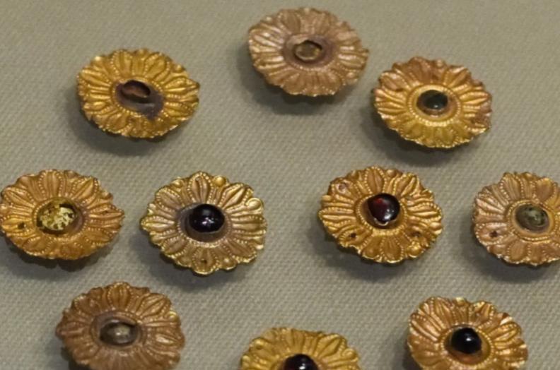 1989年，新疆一农民因病突然去世，儿子处理后事时，在床底下的盒子里发现了一个包