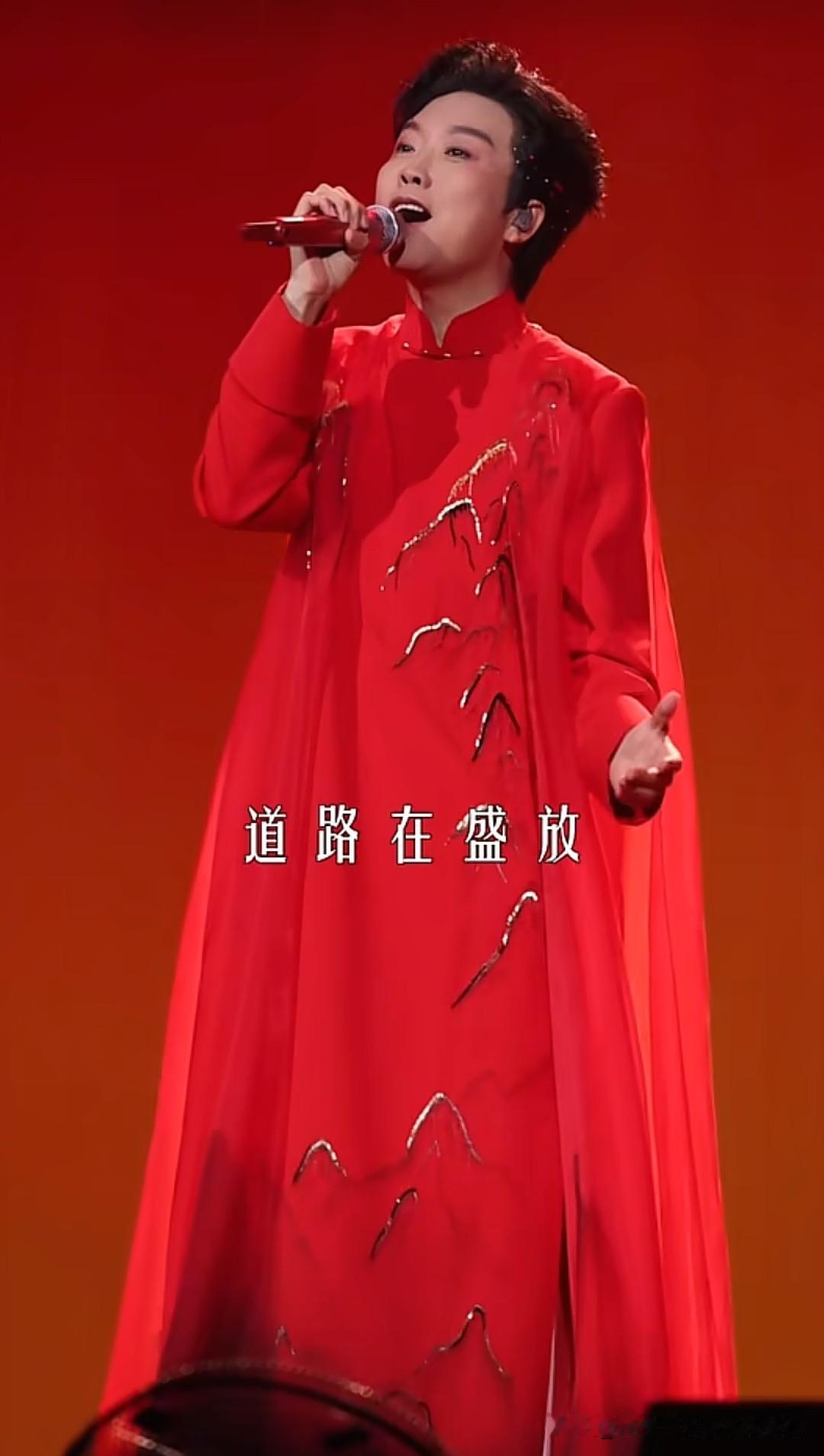 10月7日的报道里，李玉刚宣布歌曲《万疆》永久免费授权。往前倒几天，歌手徐良在北