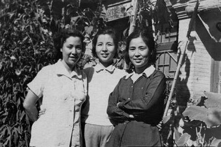 1957年，开国少将易耀彩带着妻子回乡祭祖。刚走进院子，一个四十来岁的农村妇人从