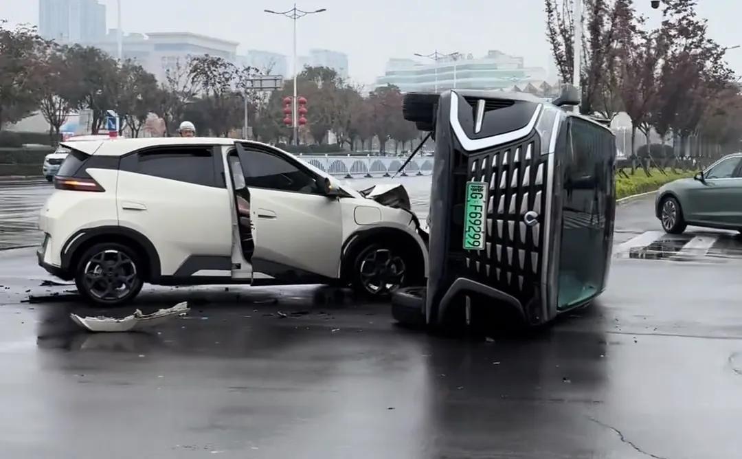 10月份腾势D9遭受轮番打击。被小海鸥都给掀翻了。这不是最大的耻辱。最大的耻辱是