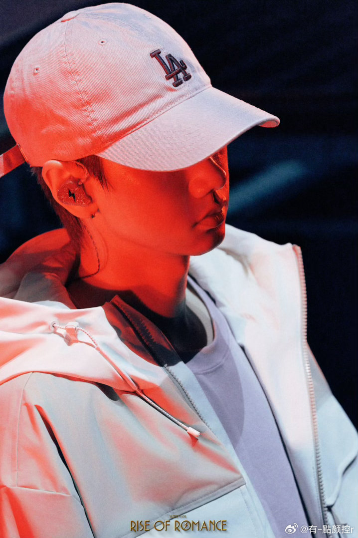 汪苏泷用播音腔证明自己口条很好 汪苏泷的网速确实快，大家刚说完他就回应了。直接上