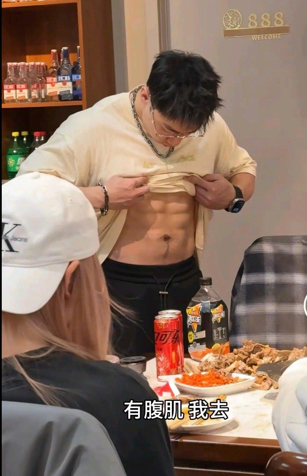 这是脂包肌吗？为什么肚子一吸居然有腹肌… 