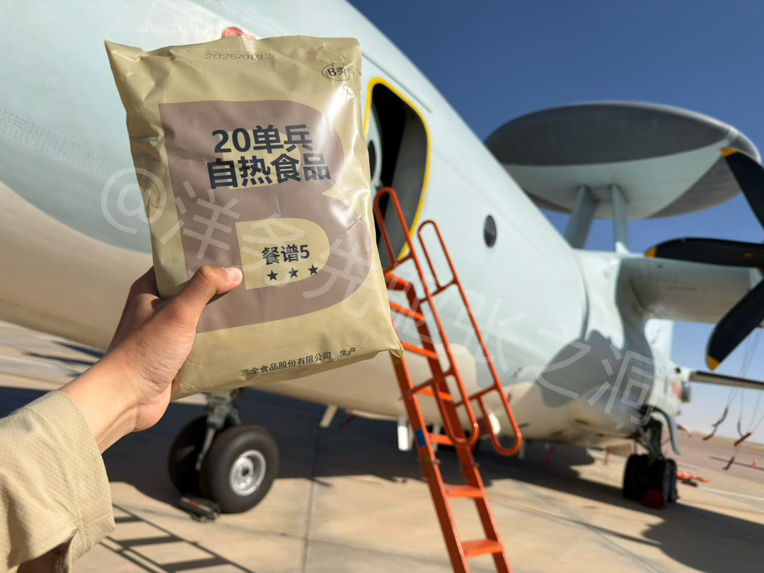 在北非吃上了来自人民空军的投喂🥹咱们中国人把吃饭看得很重，不管在哪儿都不能让同
