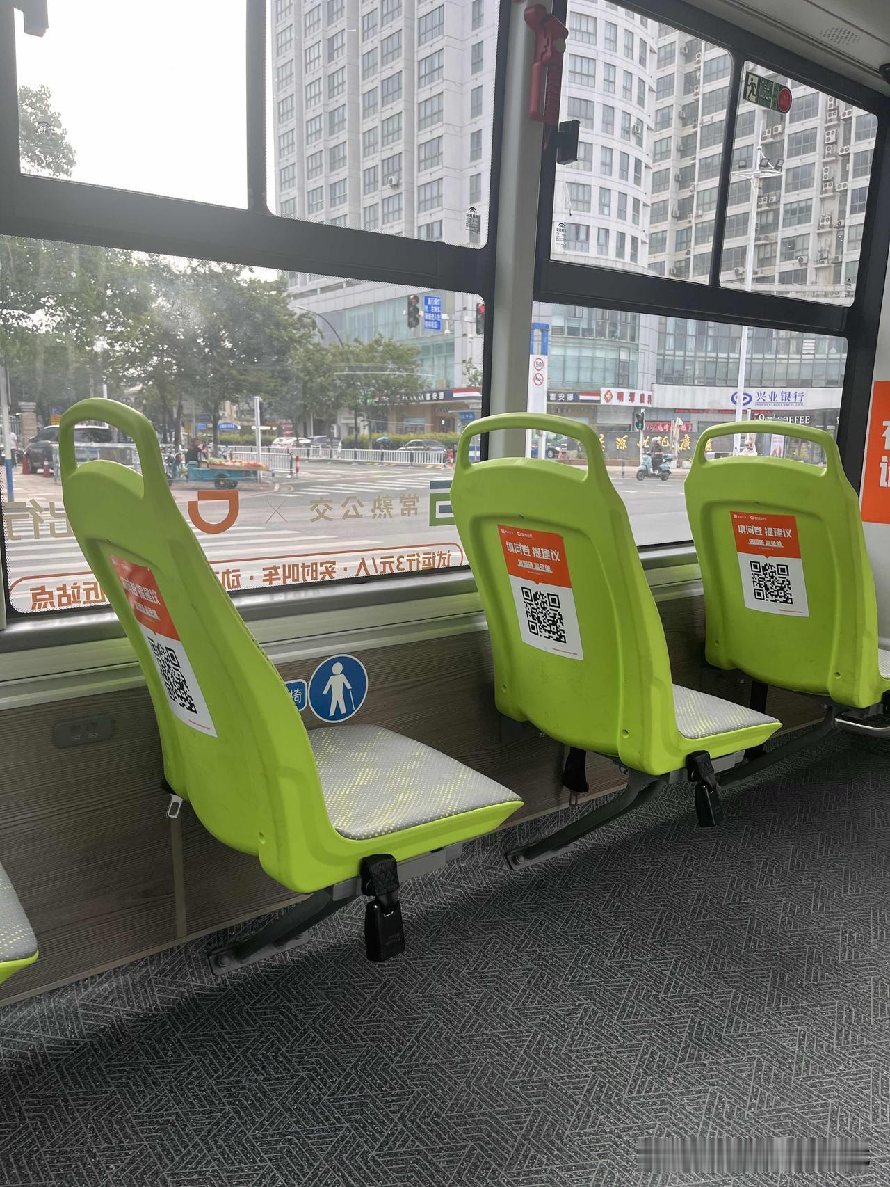 上个月听孩爸说，现在常熟有了网约公交车，他建议我下雨天或天气太热可以约乘。

正