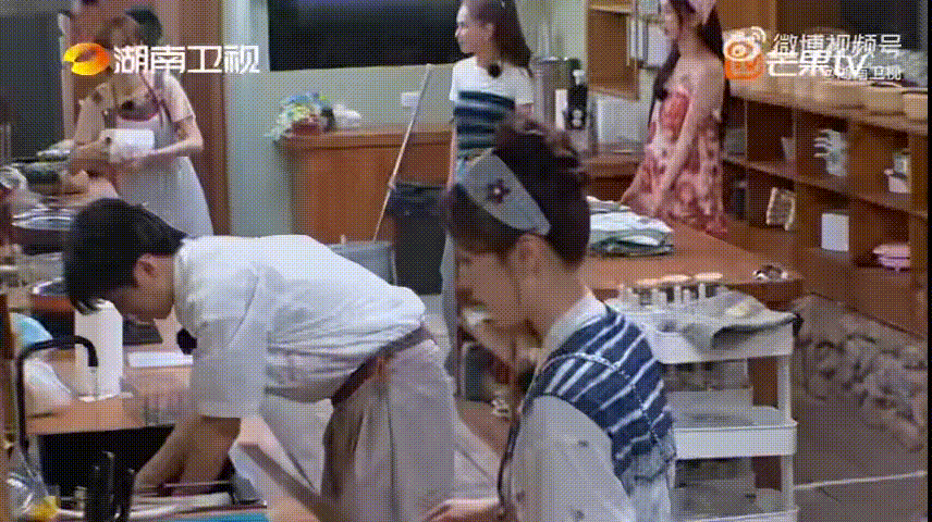 靳梦佳把昆凌照顾得好好 昆凌本身内向容易一个人局促，靳梦佳观察力特别细腻，发现她