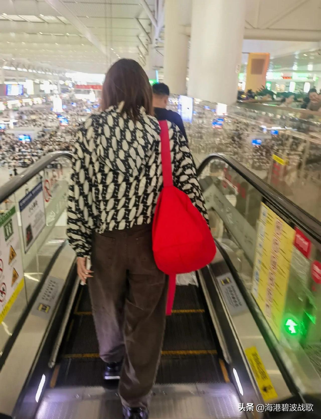我们远征全中国，海港始终在心上。这次跟着球队跑遍全国，不管是赢球的高光时刻，还是