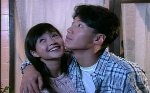 1994年，24的岁李绮红，凭借香港小姐成功出道。她2次拒绝黎明，初吻给了钟汉良