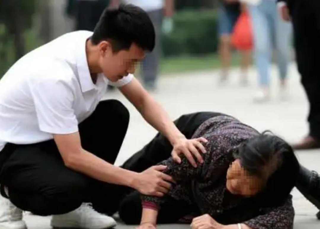 高三男为救摔倒老太，缺考高考英语，无奈只能上大专。33天后，老太儿子带着录取通知
