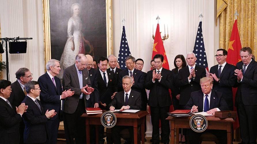 网络上有作品传言说，“特朗普访华有隨行人员在进入人民大会堂时没有佩戴胸牌，被安保