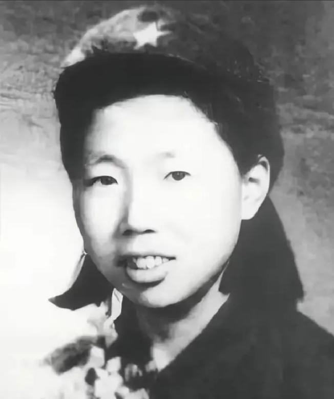 1945年，八路军卫生员被抓，可恶的敌人，将她吊在房梁上抽打。深夜，一位老乡突然