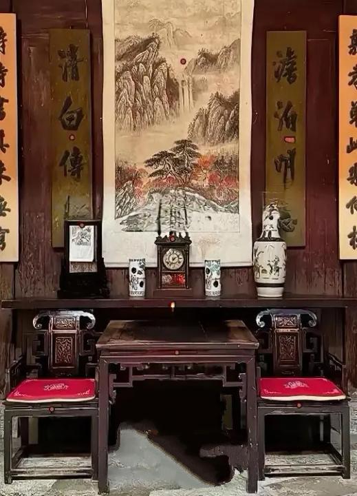 中堂的格局里藏着老祖宗的大智慧。客家中堂，一进门条案、八仙桌、座钟、东瓶西镜的次