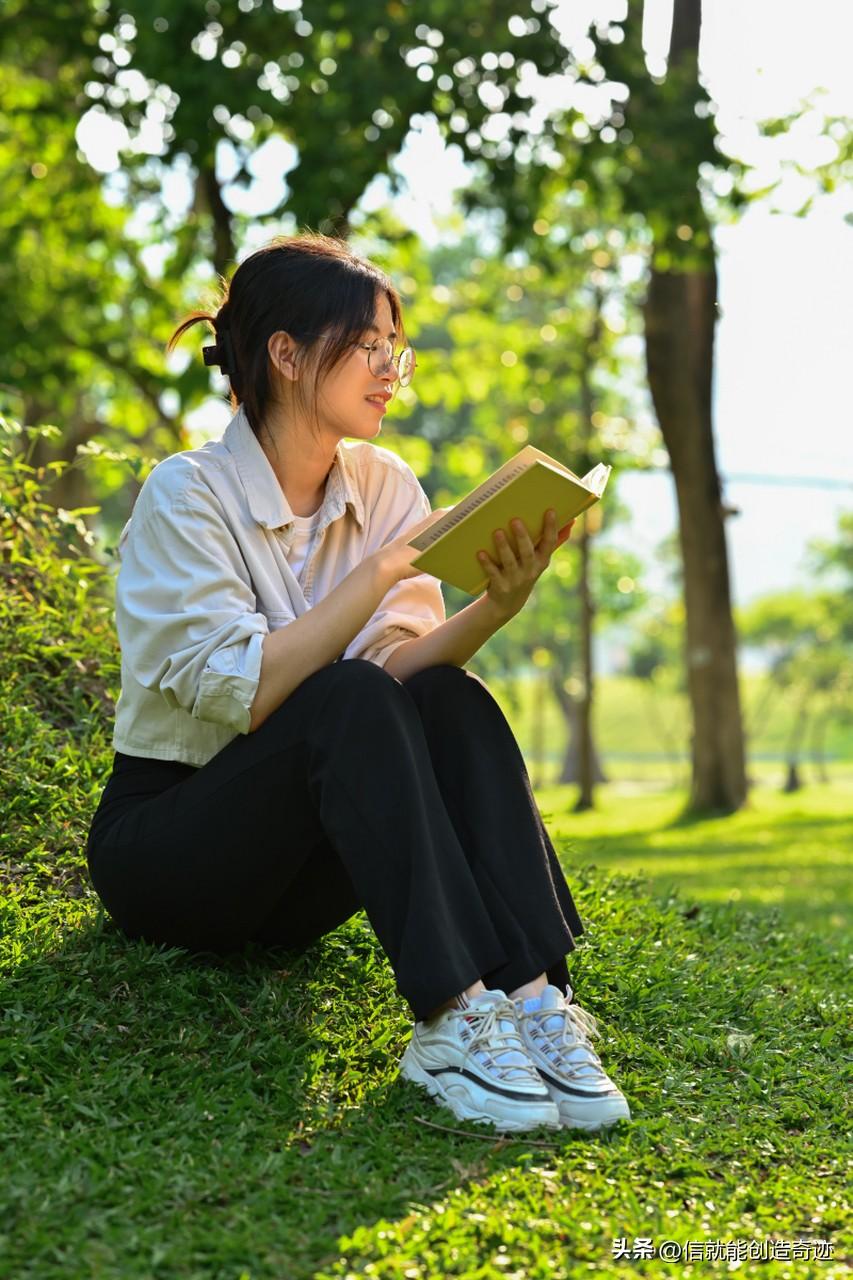 《花开逢春》

花开春到吐新枝，
漫山竞秀满园香。
春生万物节节长，
生机勃发满