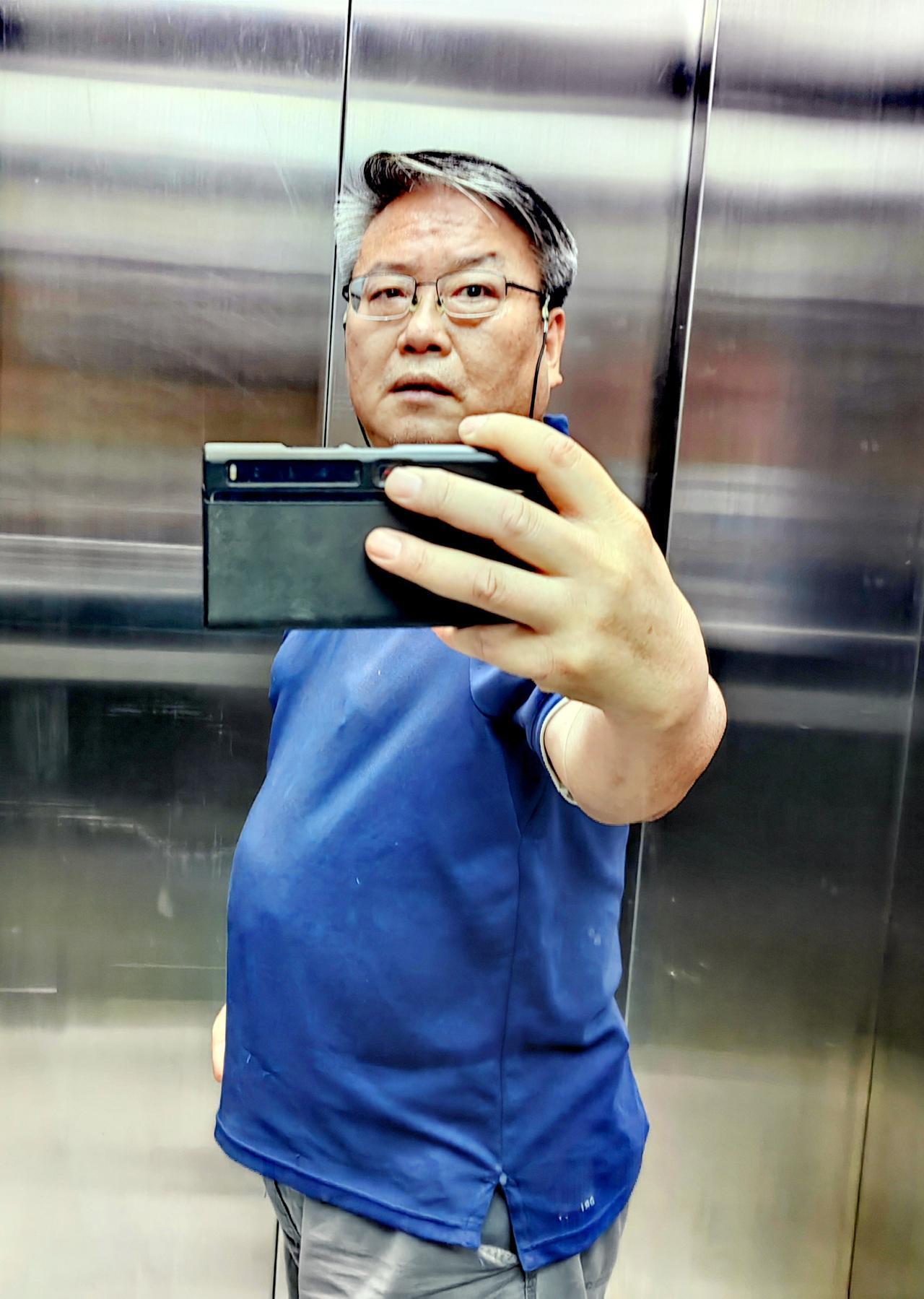忙完今天的基本功课，傍晚下楼，缓行三公里，平均配速11分15秒。虽有风，拂身舒适