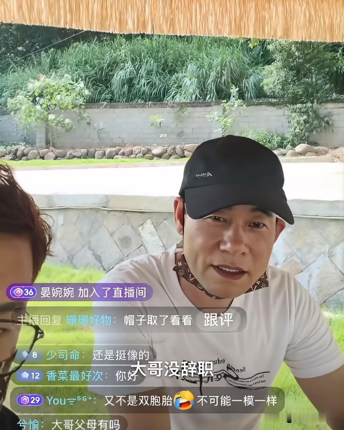 10月15日，撞脸陈小春工人大哥直播澄清身世，47岁未结婚，否认因舆论离职
自述