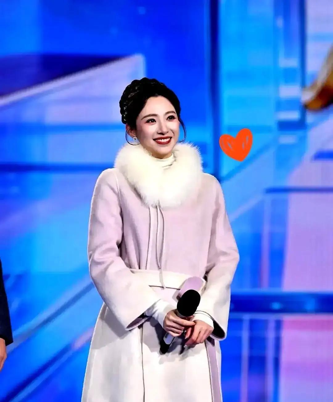 零下5℃央视直播
 
大衣比礼服更上镜
 
吕梁跨年夜，撒贝宁裹着军绿棉袄报时，