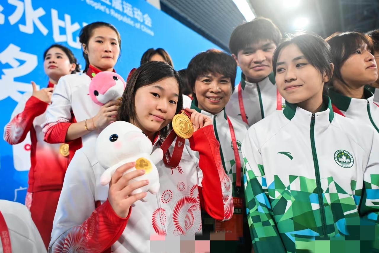 全红婵真是越看越不对劲了，
18岁的年纪，
骨架真的变大了，
却越来越漂亮了，