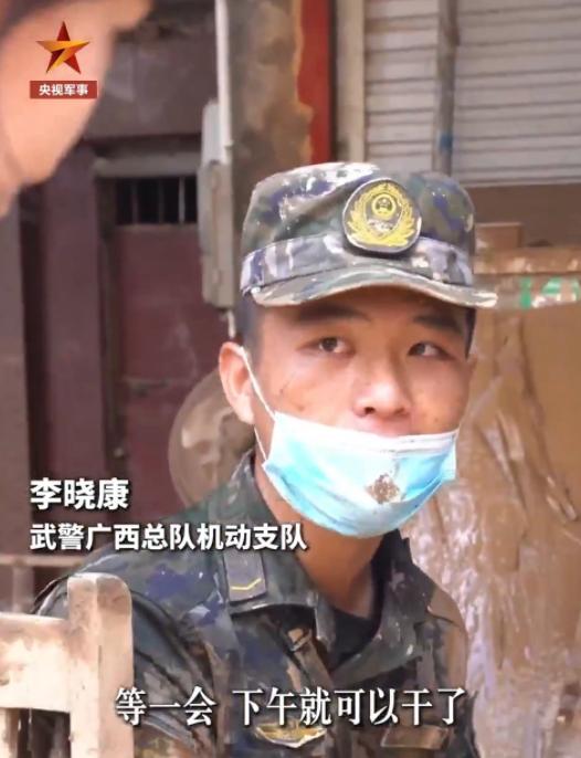 “太心疼了！”7月11日报道，广西，一个刚入伍不到4个月的05后新兵李晓康，在清