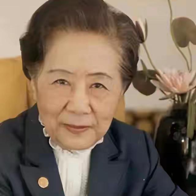 1973年的北京，秋光漫过朱红宫墙，将人民大会堂的会客厅染得暖意融融。阔别故土数