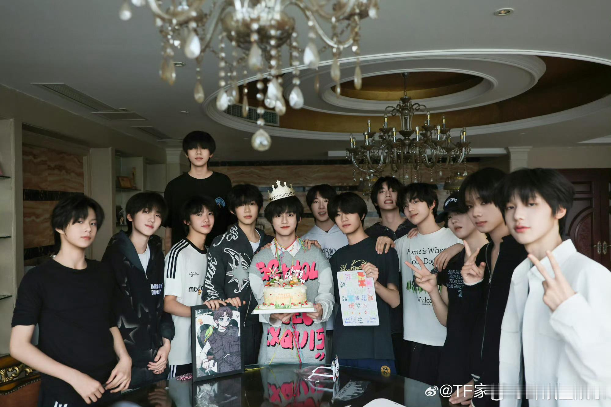 杨涵博生日大合照杨涵博生日大合照来了，生日快乐杨涵博生日四代大合照杨涵博生日发文