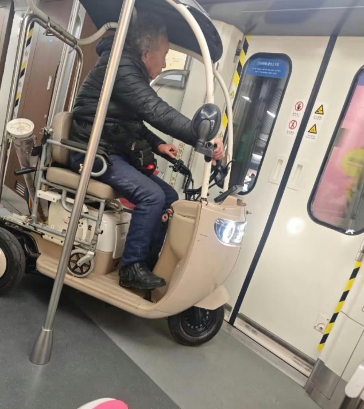 大爷把老头乐开进青岛地铁3号线，青岛地铁客服：正在核查。[酷拽]中国有自己的佛罗