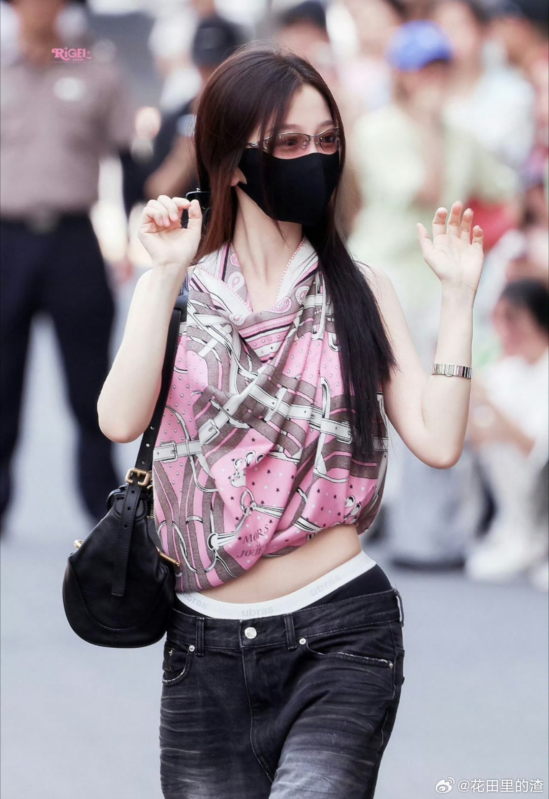 虞书欣 丝巾当上衣穿这姐真是把“鬼马辣妹”拿捏得ss的😍丝巾当抹胸穿，也就虞书