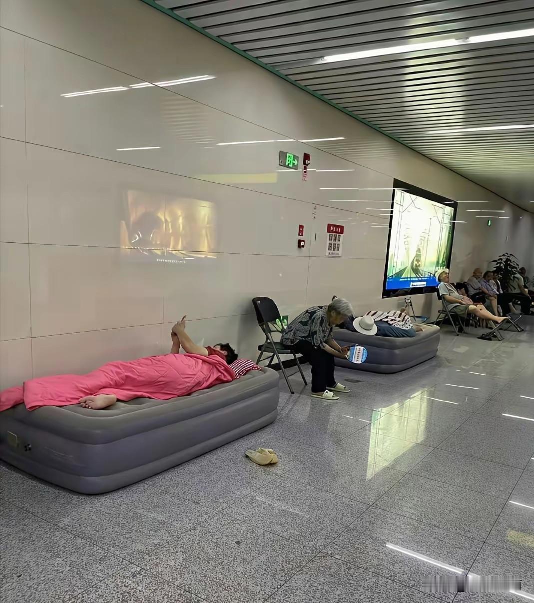 猜猜这是哪个城市的地铁站？
这个地铁站所在城市真是宽容，床铺都搭到地铁站里面了！