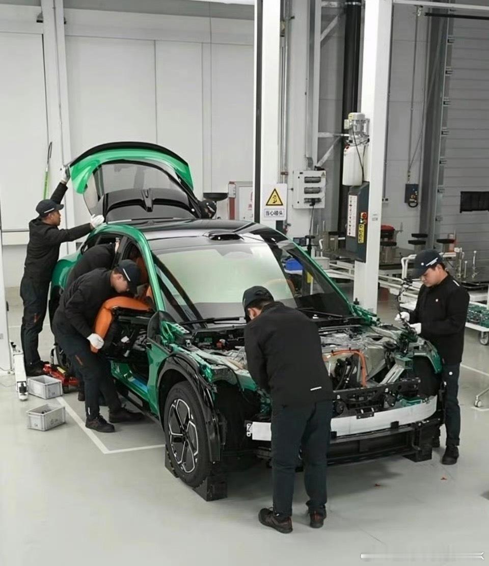 小米直播拆车的硬核底气 小米造车浑身上下都是有着透明扎实的气质，自己敢直播拆车也